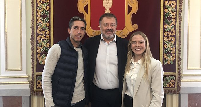 Dolz recibe a Alba Vicente Olmo, primer Premio Ciudad de Cuenca al Talento Joven