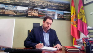 El acalde de Huete firma el convenio de 1.469.881,12 euros para inversiones de agua