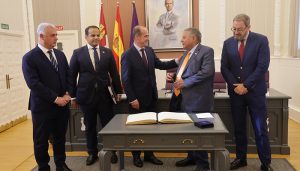 El alcalde de Guadalajara recibe al embajador de la República Dominicana, antes de participar en un encuentro con empresas