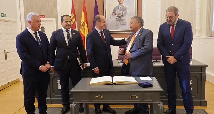 El alcalde de Guadalajara recibe al embajador de la República Dominicana, antes de participar en un encuentro con empresas