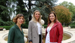 La empresa  líder en organización de eventos corporativos Ephimera ha adquirido el antiguo cuartel de la Guardia Civil de Sigüenza (Guadalajara) para convertirlo en hotel para convenciones. Las obras de rehabilitación del edificio, construido en 1942, comenzarán entre marzo y abril de 2023 y está previsto que duren aproximadamente un año. El proyecto cuenta con una inversión de más de 3 millones de euros y creará en torno a 30 puestos de trabajo.El hotel tendrá capacidad para alojar a 150 personas en 75 habitaciones dobles, y su actividad principal serán las reuniones corporativas y formativas, así como la organización de eventos propios centrados en el pensamiento y la creación de comunidades, como universidades de verano o festivales de pensamiento. El objetivo es promover un turismo desestacionalizado y de calidad en un municipio dinámico en el que las nuevas iniciativas conviven con un extraordinario patrimonio histórico y cultural.La frecuencia y proximidad del tren permiten la apuesta por la sostenibilidad medioambiental, en línea con los objetivos del ayuntamiento de Sigüenza. El plan de rehabilitación, que recuperará un edificio hasta ahora abandonado, incluye la mejora de su eficiencia energética. Asimismo, el tipo de actividad planteada permitirá colaborar con el tejido económico y social seguntino.
“Sigüenza combina elementos muy interesantes para una actividad vinculada a la innovación, como es la presencia de varias estrellas Michelin y el impulso que están dando los proyectos Reserva Starlight y el camino hacia la declaración de la UNESCO”, afirma María Álvarez, una de las propietarias y cofundadoras e Ephimera.Creada junto con su socia Elena García-Arévalo, esta empresa lleva en activo desde 2013. Se trata de una agencia experta en la organización de eventos que actualmente gestiona distintos espacios en el centro de Madrid (entre los más emblemáticos se cuentan el Círculo de Bellas Artes y la Central de Diseño), así como una línea de restaurantes con capacidad para 1000 comensales. Según afirman las socias, su proyecto parte de “una apuesta por la hospitalidad como motor de la sociedad”, algo que pasa por “crear espacios de encuentro que aúnan propósito y sostenibilidad, líneas de negocio rentables con vocación de servicio público”.Para el Ayuntamiento de Sigüenza, la ejecución de este proyecto “está en perfecta sintonía con lo que queremos para nuestro municipio, insuflándole vida a diario, gracias a la llegada de un turismo desestacionalizado, con la capacidad de generación de puestos de empleo, directos e indirectos que implica, y, además, recuperando instalaciones en desuso. Como institución pública, hemos hecho todo lo posible para lograr la concreción del proyecto, y es lo que seguiremos haciendo en el futuro”, valora María Jesús Merino, alcaldesa de Sigüenza.
