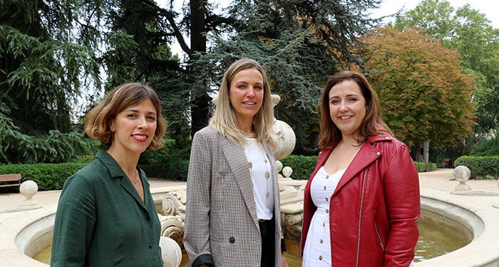 La empresa líder en organización de eventos corporativos Ephimera ha adquirido el antiguo cuartel de la Guardia Civil de Sigüenza (Guadalajara) para convertirlo en hotel para convenciones. Las obras de rehabilitación del edificio, construido en 1942, comenzarán entre marzo y abril de 2023 y está previsto que duren aproximadamente un año. El proyecto cuenta con una inversión de más de 3 millones de euros y creará en torno a 30 puestos de trabajo. El hotel tendrá capacidad para alojar a 150 personas en 75 habitaciones dobles, y su actividad principal serán las reuniones corporativas y formativas, así como la organización de eventos propios centrados en el pensamiento y la creación de comunidades, como universidades de verano o festivales de pensamiento. El objetivo es promover un turismo desestacionalizado y de calidad en un municipio dinámico en el que las nuevas iniciativas conviven con un extraordinario patrimonio histórico y cultural. La frecuencia y proximidad del tren permiten la apuesta por la sostenibilidad medioambiental, en línea con los objetivos del ayuntamiento de Sigüenza. El plan de rehabilitación, que recuperará un edificio hasta ahora abandonado, incluye la mejora de su eficiencia energética. Asimismo, el tipo de actividad planteada permitirá colaborar con el tejido económico y social seguntino. “Sigüenza combina elementos muy interesantes para una actividad vinculada a la innovación, como es la presencia de varias estrellas Michelin y el impulso que están dando los proyectos Reserva Starlight y el camino hacia la declaración de la UNESCO”, afirma María Álvarez, una de las propietarias y cofundadoras e Ephimera. Creada junto con su socia Elena García-Arévalo, esta empresa lleva en activo desde 2013. Se trata de una agencia experta en la organización de eventos que actualmente gestiona distintos espacios en el centro de Madrid (entre los más emblemáticos se cuentan el Círculo de Bellas Artes y la Central de Diseño), así como una línea de restaurantes con capacidad para 1000 comensales. Según afirman las socias, su proyecto parte de “una apuesta por la hospitalidad como motor de la sociedad”, algo que pasa por “crear espacios de encuentro que aúnan propósito y sostenibilidad, líneas de negocio rentables con vocación de servicio público”. Para el Ayuntamiento de Sigüenza, la ejecución de este proyecto “está en perfecta sintonía con lo que queremos para nuestro municipio, insuflándole vida a diario, gracias a la llegada de un turismo desestacionalizado, con la capacidad de generación de puestos de empleo, directos e indirectos que implica, y, además, recuperando instalaciones en desuso. Como institución pública, hemos hecho todo lo posible para lograr la concreción del proyecto, y es lo que seguiremos haciendo en el futuro”, valora María Jesús Merino, alcaldesa de Sigüenza.