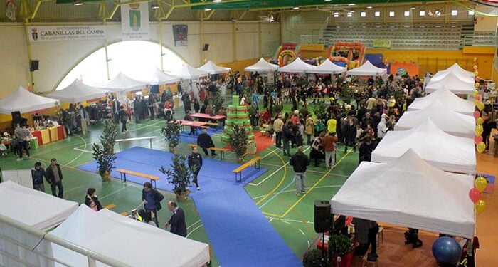 El Ayuntamiento de Cabanillas recupera la Feria del Comercio Local del Polideportivo, en los días previos a la Navidad