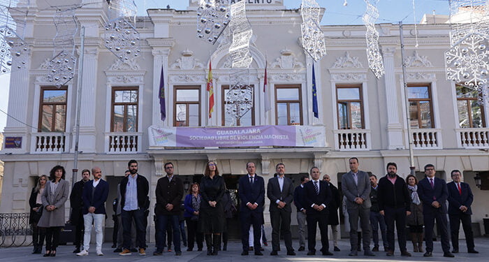 El Ayuntamiento de Guadalajara guarda un minuto de silencio en memoria de las mujeres asesinadas por violencia machista 1 El Ayuntamiento de Guadalajara guarda un minuto de silencio en memoria de las mujeres asesinadas por violencia machista