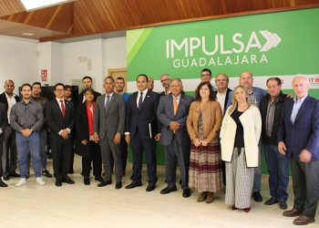 El embajador de la República Dominicana en España visita la oficina Impulsa Guadalajara con el objetivo de estrechar lazos comerciales