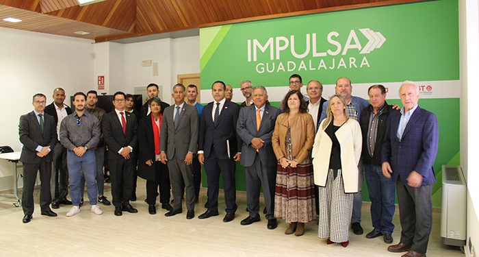 El embajador de la República Dominicana en España visita la oficina Impulsa Guadalajara con el objetivo de estrechar lazos comerciales