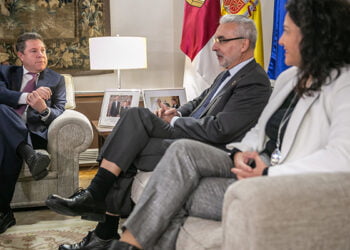 El Gobierno regional ha recibido ya más de 30 proyectos renovables como alternativa al ATC de Villar de Cañas que movilizarían 800 millones de euros y crearían 8.000 empleos 1 El Gobierno regional ha recibido ya más de 30 proyectos renovables como alternativa al ATC de Villar de Cañas que movilizarían 800 millones de euros y crearían 8.000 empleos