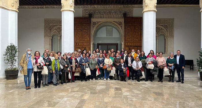 El Gobierno regional recibe en el Palacio de Fuensalida a las asociaciones de mujeres de Horcajo de Santiago y Valverde de Júcar