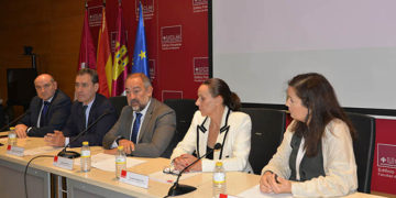 El rector destaca la “preocupación” de la UCLM por la violencia de género y su color violeta “siempre”