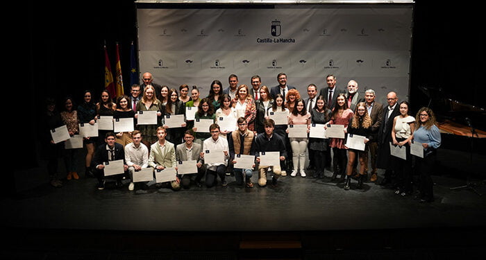 Entregados los premios a los mejores alumnos de la ESO, Bachillerato y Enseñanzas Artísticas 1 Entregados los premios a los mejores alumnos de la ESO, Bachillerato y Enseñanzas Artísticas