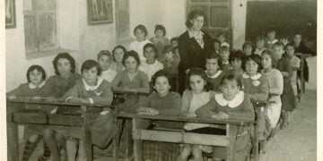 Escuela de niñas y su maestra, en Torrubia del Campo (Cuenca) Fondo - Los legados de la tierra