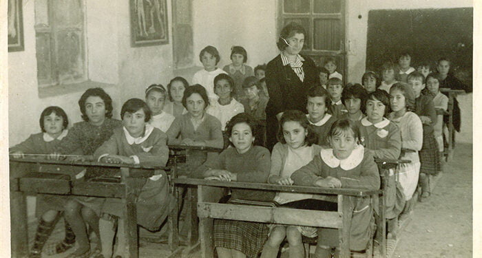 Escuela de niñas y su maestra, en Torrubia del Campo (Cuenca) Fondo - Los legados de la tierra