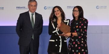 Eurocaja Rural entrega el premio 'Establecimiento Comercial' en los galardones 'Excelencia Empresarial 2022' de CEOE-Cepyme Guadalajara