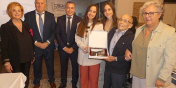 La Asociación de Empresarios de San Clemente y comarca reconoce la trayectoria de Marcos del Olmo