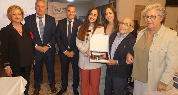 La Asociación de Empresarios de San Clemente y comarca reconoce la trayectoria de Marcos del Olmo