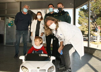 La Asociación Sonrisas dona un coche eléctrico de juguete para los niños ingresados en la planta de Pediatría del Hospital Virgen de la Luz