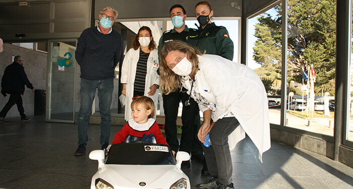 La Asociación Sonrisas dona un coche eléctrico de juguete para los niños ingresados en la planta de Pediatría del Hospital Virgen de la Luz