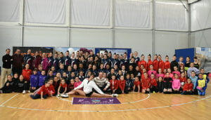 La deportista olímpica Almudena Cid reúne a un centenar de gimnastas en una masterclass celebrada en el Multiusos