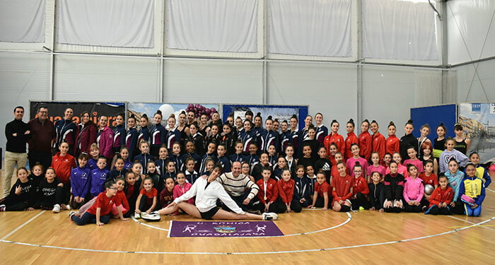 La deportista olímpica Almudena Cid reúne a un centenar de gimnastas en una masterclass celebrada en el Multiusos