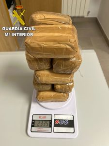 La Guardia Civil de Cuenca detiene a dos personas con más de dos kilos de hachís en Arcas