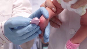 La Junta amplía a 25 las enfermedades objeto de cribado mediante la prueba del talón