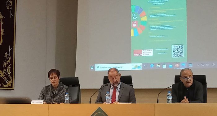 La UCLM reúne en Cuenca al escritor Joaquín Araújo, al profesor José Manuel Moreno y a la responsable de Greenpeace España para abordar el cambio climático 1 La UCLM reúne en Cuenca al escritor Joaquín Araújo, al profesor José Manuel Moreno y a la responsable de Greenpeace España para abordar el cambio climático