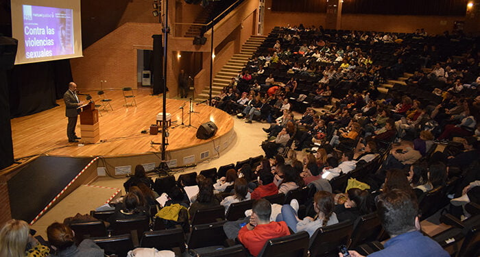 La UCLM se suma un año más a la lucha para erradicar la violencia contra la mujer en conmemoración del 25N