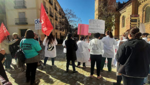 Las trabajadoras de Ayuda a Domicilio de Sigüenza se concentran para pedir al Ayuntamiento que expulse de la contrata a “la empresa pirata” Óbolo