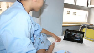 Los niños ingresados en la planta de Pediatría del Hospital de Cuenca disfrutan con el nuevo estreno de Disney “Desencantada”