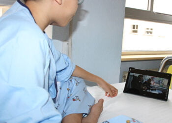 Los niños ingresados en la planta de Pediatría del Hospital de Cuenca disfrutan con el nuevo estreno de Disney “Desencantada”