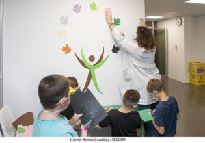 Los profesores del Aula 'La Pecera' del Hospital de Guadalajara organizan una actividad con los niños con motivo del Día de la Tolerancia