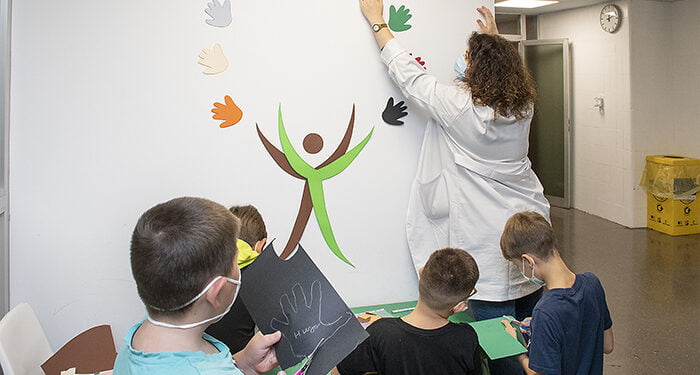 Los profesores del Aula 'La Pecera' del Hospital de Guadalajara organizan una actividad con los niños con motivo del Día de la Tolerancia