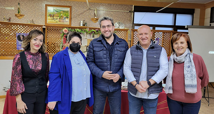 Maxim Huerta presenta en Minglanilla su libro Adiós, pequeño dentro del programa Los libros viajan por la provincia de la Diputación