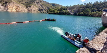 Naturgy y la UME realizan un ejercicio conjunto de emergencia ambiental en el embalse de Bolarque