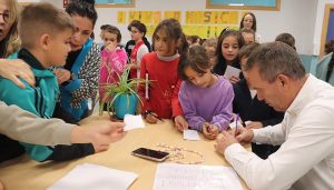 Paco Buyo, protagonista en el acto de entrega de los «Diplomas TEI» del Colegio La Senda de Cabanillas