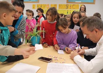 Paco Buyo, protagonista en el acto de entrega de los «Diplomas TEI» del Colegio La Senda de Cabanillas