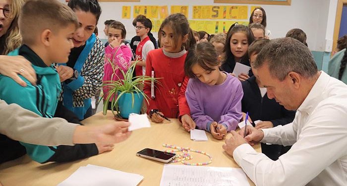 Paco Buyo, protagonista en el acto de entrega de los «Diplomas TEI» del Colegio La Senda de Cabanillas