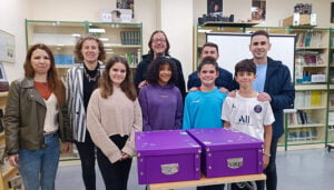 Reparto de «maletas violeta» por los centros educativos de Cabanillas