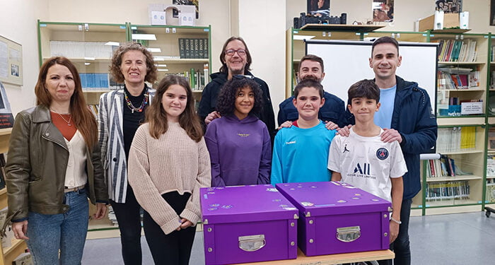 Reparto de «maletas violeta» por los centros educativos de Cabanillas