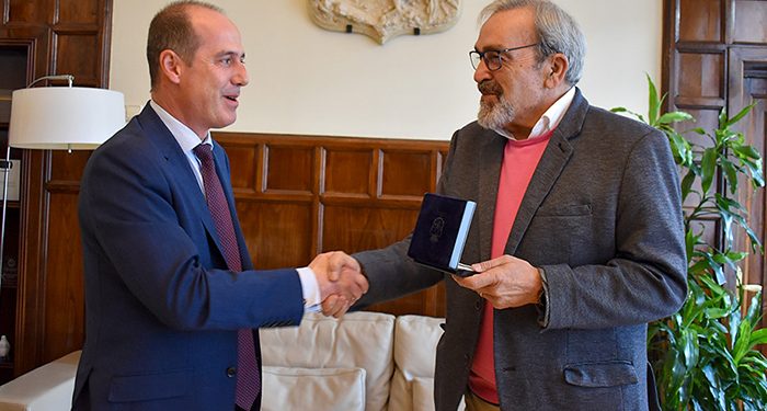 Rojo recibe a José Cernicharo, Premio Nacional de Investigación ‘Blas Cabrera’ por su contribución a nivel mundial en el campo de la astrofísica molecular 1 Rojo recibe a José Cernicharo, Premio Nacional de Investigación ‘Blas Cabrera’ por su contribución a nivel mundial en el campo de la astrofísica molecular