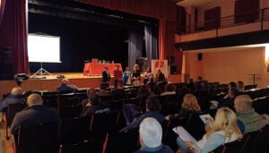 Unas treinta personas se informan en Casasimarro de las ayudas del gobierno regional con AMEP