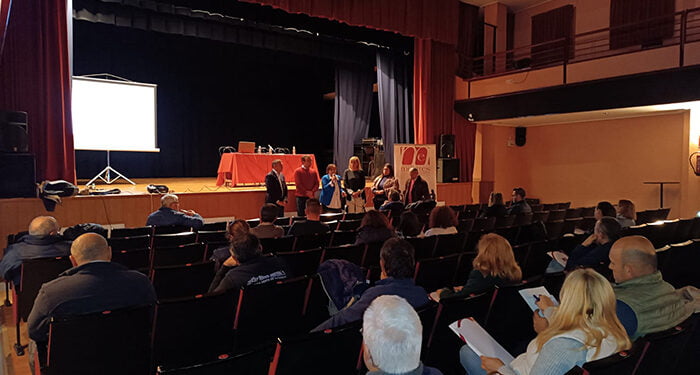 Unas treinta personas se informan en Casasimarro de las ayudas del gobierno regional con AMEP