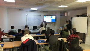 Unas veinte personas asisten a la jornada ‘Construyendo empleo’ organizada por APYMEC