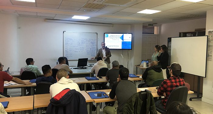 Unas veinte personas asisten a la jornada ‘Construyendo empleo’ organizada por APYMEC