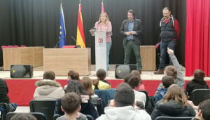 Alumnado de Villanueva de la Torre celebra el Día de la Constitución leyendo algunos de sus artículos junto al senador Rafael Esteban