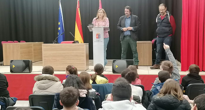 Alumnado de Villanueva de la Torre celebra el Día de la Constitución leyendo algunos de sus artículos junto al senador Rafael Esteban 1 Alumnado de Villanueva de la Torre celebra el Día de la Constitución leyendo algunos de sus artículos junto al senador Rafael Esteban