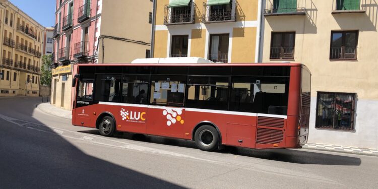 El Ayuntamiento de Cuenca recupera la bonificación del 50 por ciento de los abonos de autobús urbano para todo 2025 1 autobus urbano