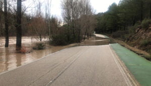 Cortado el Camino de San Isidro por una balsa de agua