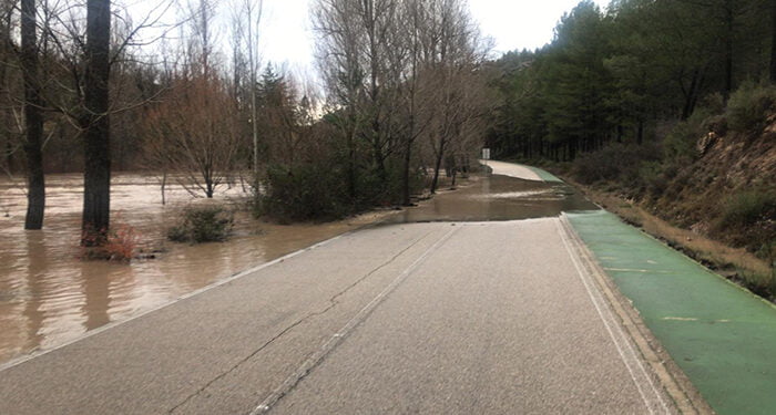 Cortado el Camino de San Isidro por una balsa de agua