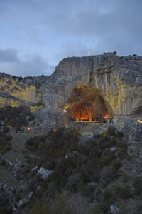 cueva iluminada